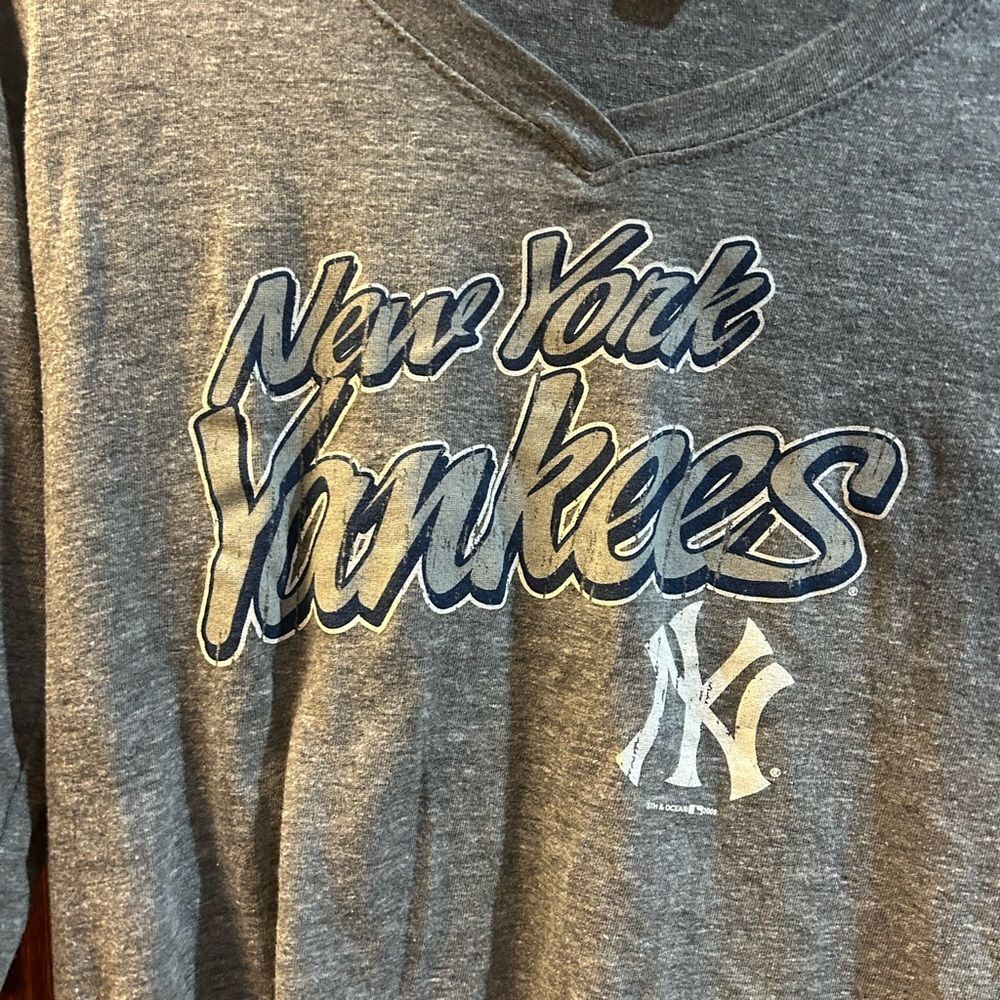 NY Yankee V-Neck long sleeve Thin Tee size XL 5th and Ocean Never worn